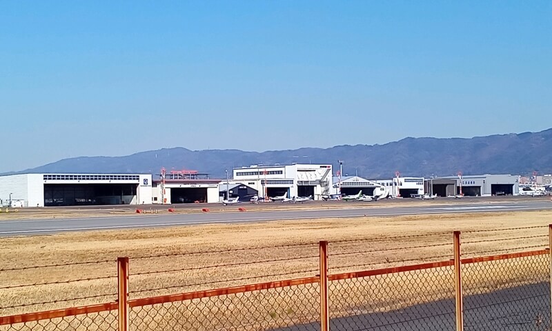 南側の道路から見た格納庫