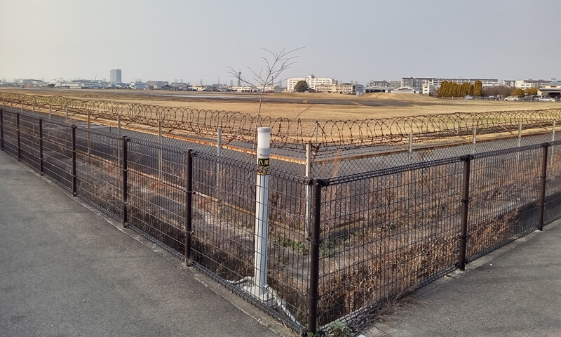 八尾空港の南東端側から見た滑走路