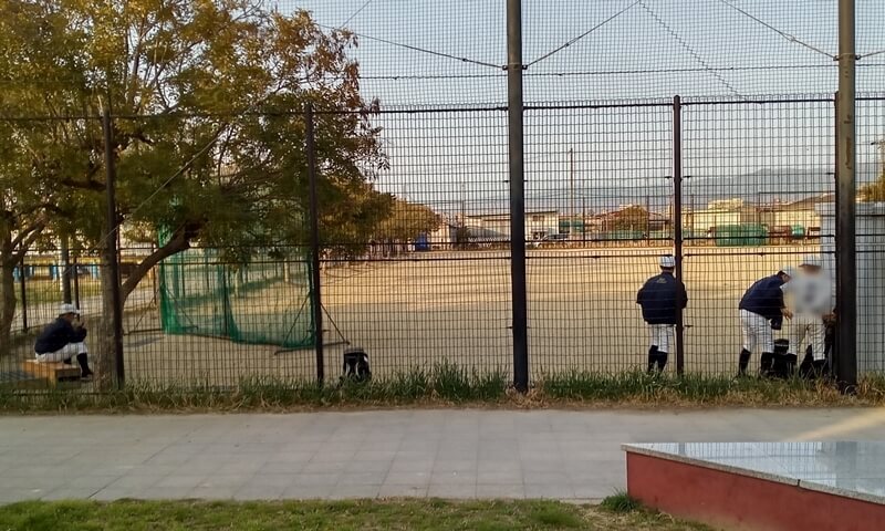 西弓削公園のグランドで野球をする人